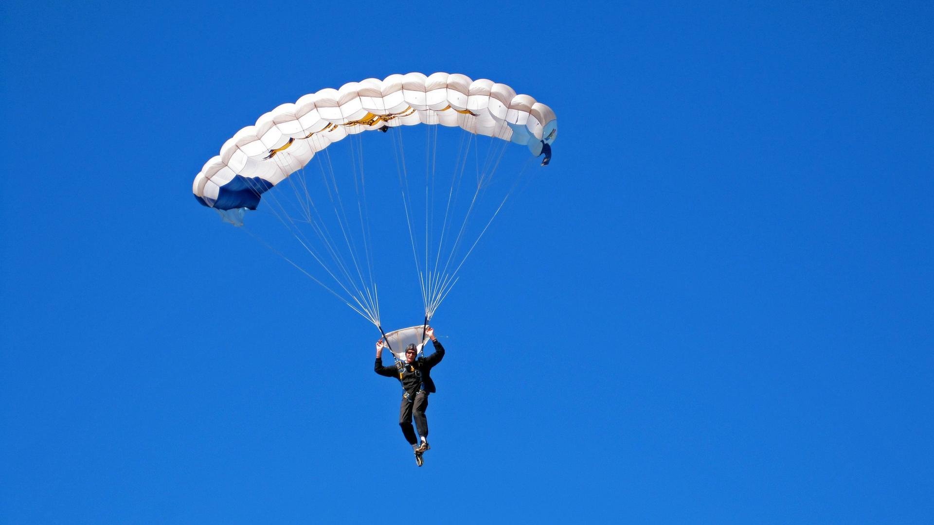 高空绳索障碍挑战，锻炼身体与意志力